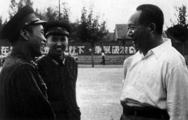 1958年毛主席到山东考察，笑着对一名干部说：小鬼，官不小嘛