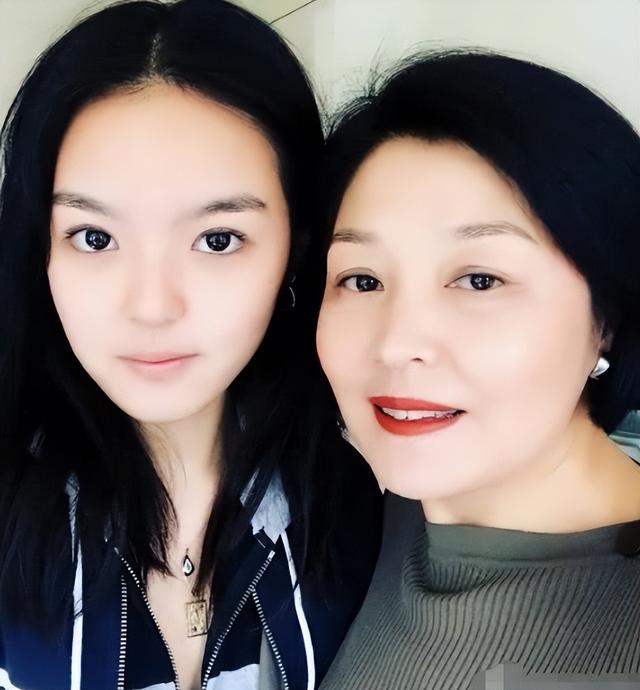 李咏54岁冥诞，妻子哈卡点发文9字祝福引泪目，IP属地成亮点