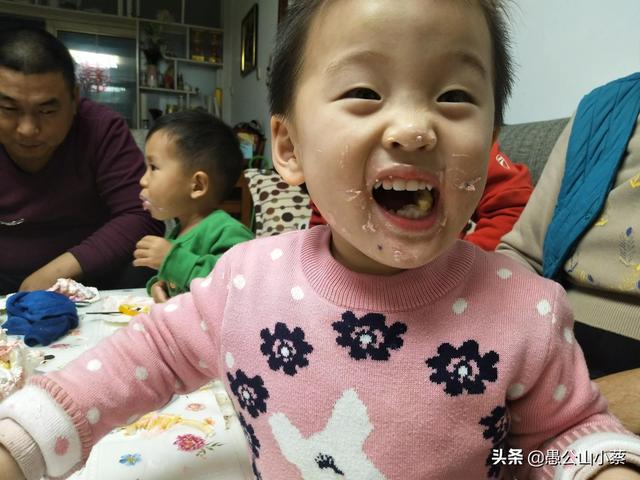 今天宝宝你三周岁了，从2斤到32斤，你就是我们最大的幸福