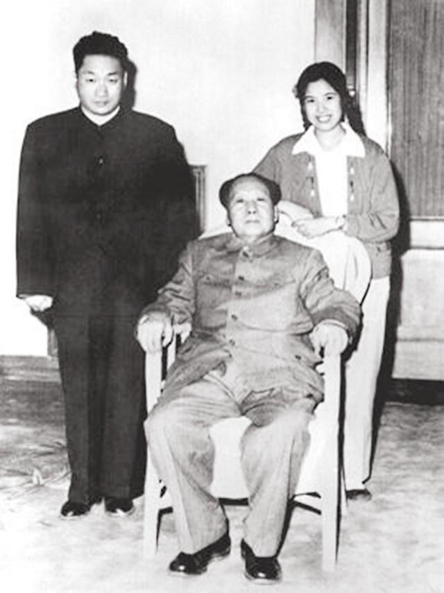 1957年毛主席去看望儿子，闲聊间毛岸青想到一事：爸爸你说怪不怪