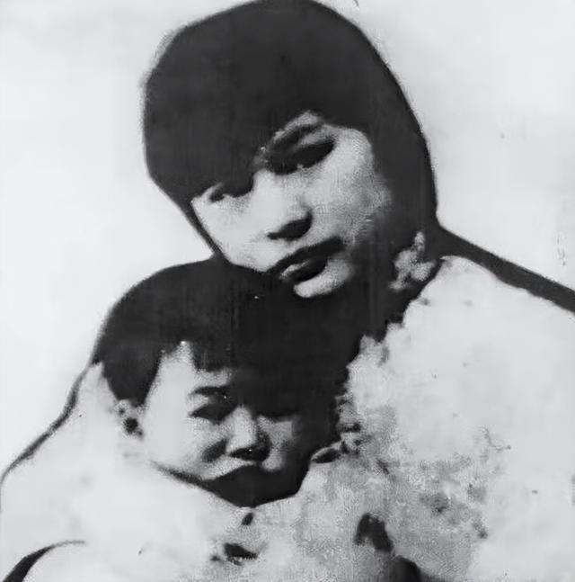 陈乔年牺牲66年后遗腹女被找到，墓碑前跪地痛哭：爸，我来看你了