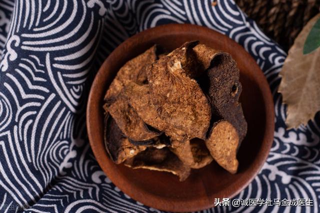 湿热、痰湿、寒湿如何区分？常见的表现是什么？哪些中药可以参考