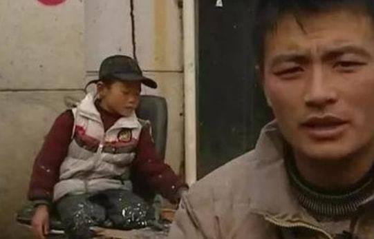9岁网红杀鱼弟：从一夜爆红到痛喝百草枯，只因赔了两毛钱
