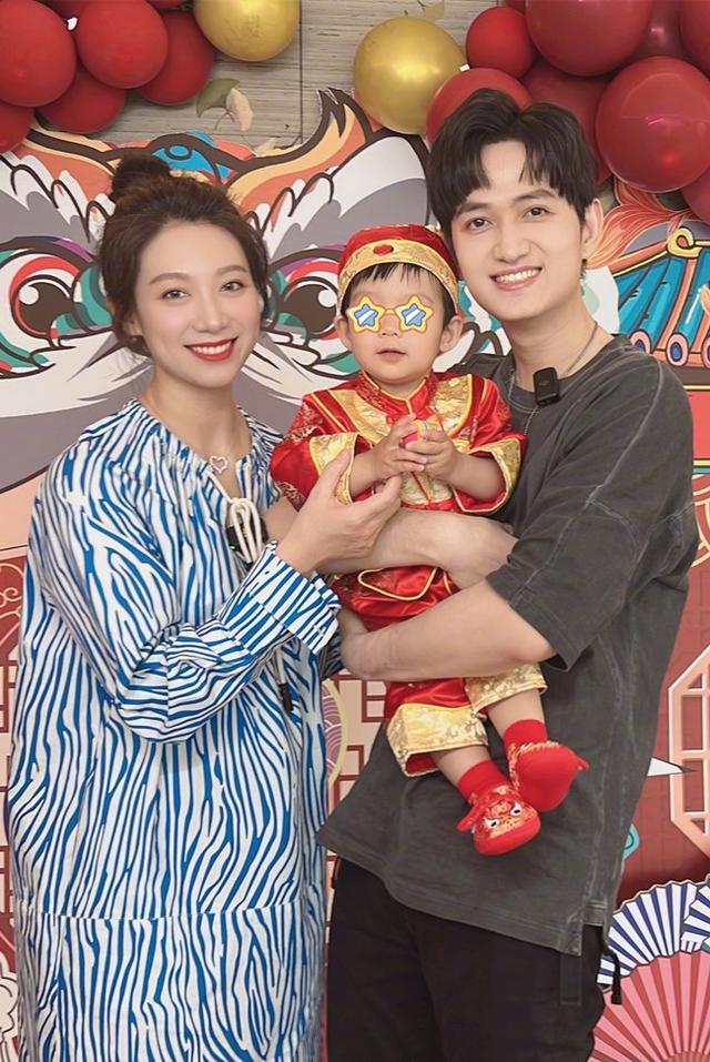 马可为儿子办豪华周岁宴，王丹妮全身名牌出镜！一条项链价值10万