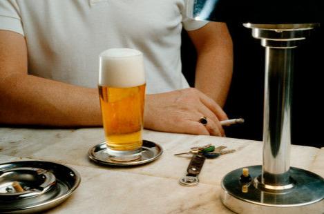 男人年过40，烟、酒、肉、色最应该“戒掉”哪一个？