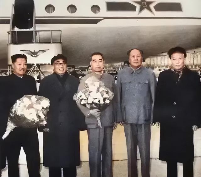 毛主席一行人从机场回来，下了趟馆子，结账时，发现谁都没带钱包