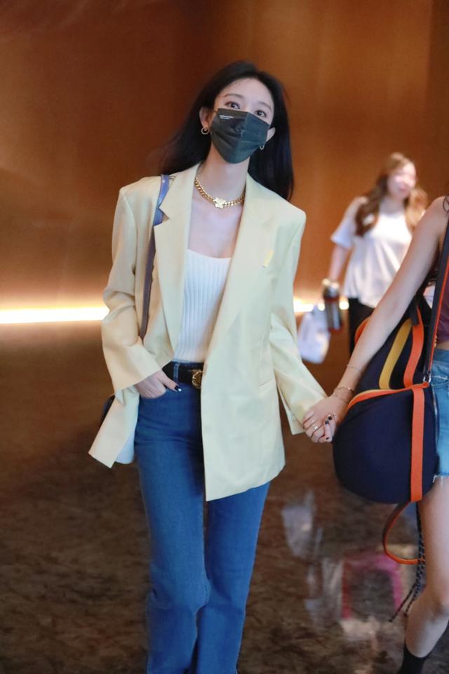 美艳姐妹花！王紫璇、张俪手牵手互动，后一位没露腿居然也没有输