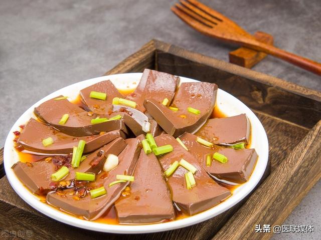 吃猪血后拉出黑便，是在排毒吗？别傻了，留意这2个原因