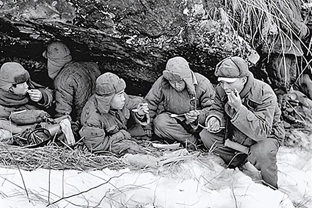 志愿军女文工团员被俘，军长命令警卫连：砸锅卖铁也要救回来