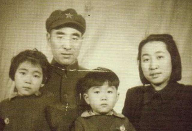 49年林彪得知汪静宜苦等他22年后，托秘书送去一张照片：再寻良配