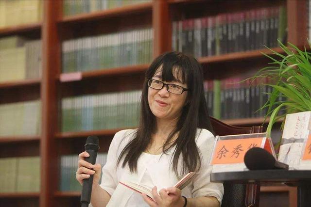 带着残疾嫁人的余秀华，婚后生子还被嫌弃，成名后给钱给房要离婚