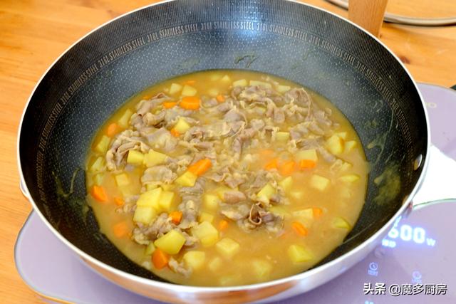 孩子要吃咖喱饭，妈妈做了份圣诞款咖喱牛肉蛋包饭，孩子特开心