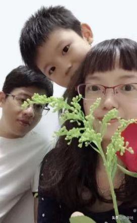 “谢谢叔叔！”“不用客气！我是你爸！”