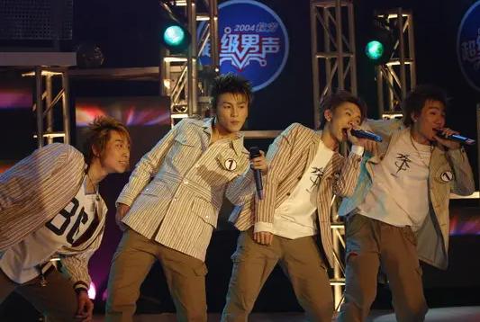 2004年的"快男"还叫《超级男声》.