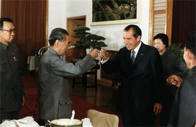 尼克松扬言，美国原子弹能摧毁地球十几次，周总理的回答让其语塞