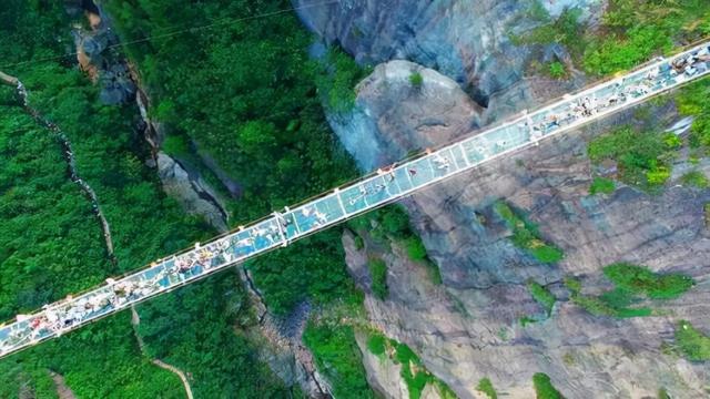 湖南值得去的景區，由怪石奇峰、石洞組成，丹霞地貌多樣景觀豐富