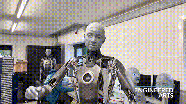 老外造人形机器人！表情生动堪比人类，微微一笑吓坏网友