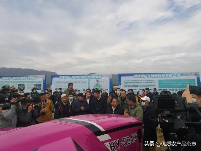 碧桂园又有大动作！自主研发无人拖拉机收获机亮相演示，无人化农场概念落地成真