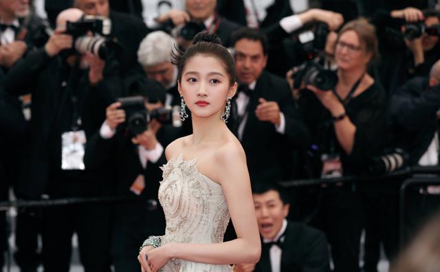 关晓彤2020年上大几(关晓彤2022年多大)