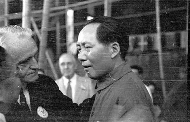 1949年毛泽东出访苏联，苏联人给厨师送来一死鱼，毛泽东：扔出去