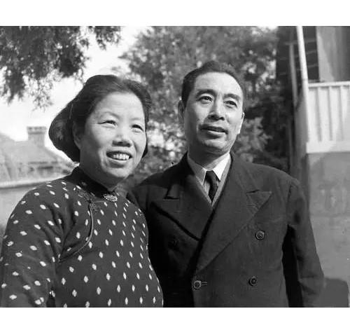 56年陈赓大将带一年轻小伙，面见周总理夫妇：你们好好看看他像谁