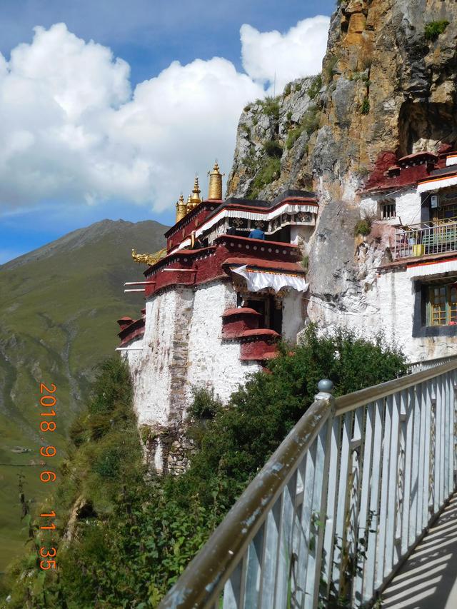 藏在懸崖上的寺廟，1300多年曆史，如今成小衆景點