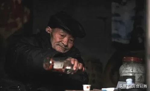 80后男子看到65岁父亲的“白酒单”，当场愣住，随后痛哭流涕