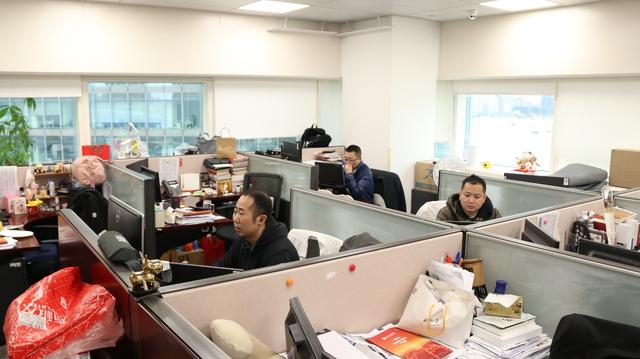 连夜赶往公司！金融人成为昨夜浦东最美逆行者，已连值五天女基金经理豪言，“这一守，再战八天”
