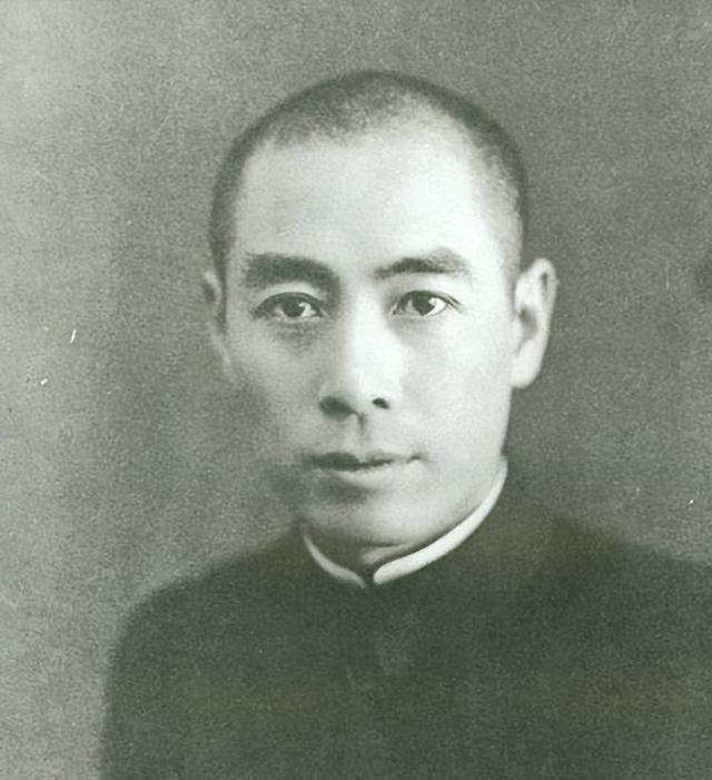 45年毛主席赴重庆谈判，龙飞虎两夜假装酣睡，手中的枪一直上着膛