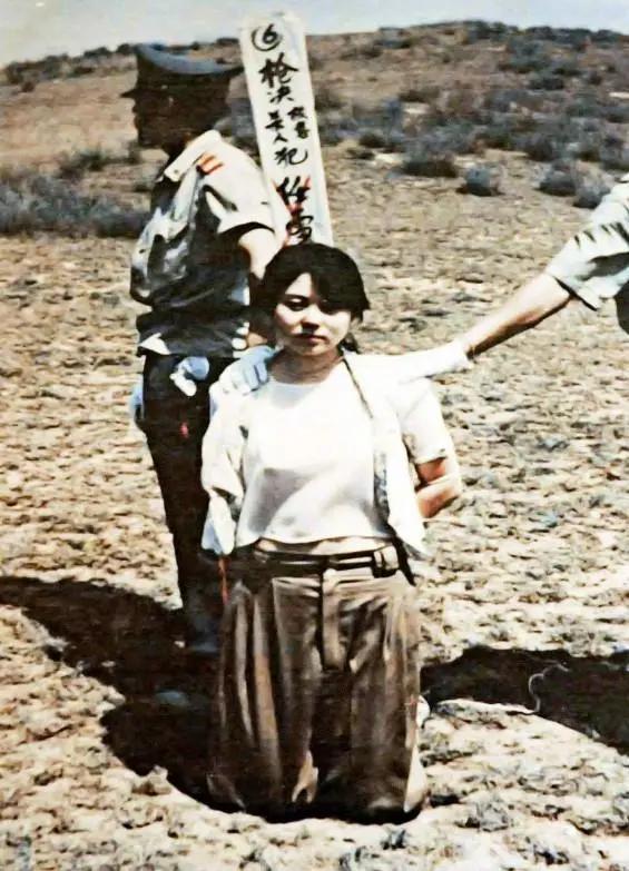 老照片：1992年被执行枪决的20岁女孩，2.7米高的美国巨人