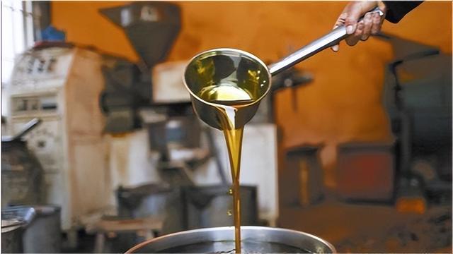 什么油“最”不健康呢，是大豆油吗？提醒：这2种油尽量要少吃