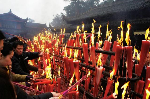 很多寺廟進門就給三支香，應該怎麽點？老和尚道出其中含義