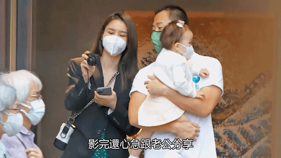 林峯一家三口出游，牵女儿小手小心呵护，与张馨月坐游船登对养眼