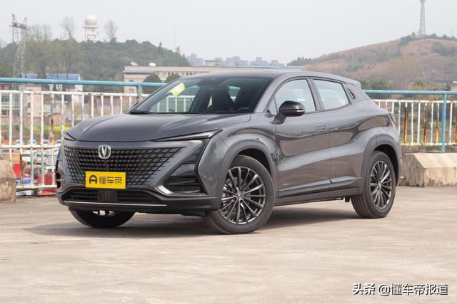 新车 | 摩登灰+蓝白内饰，吉利帝豪S跨界玩家版实车亮相，更加年轻
