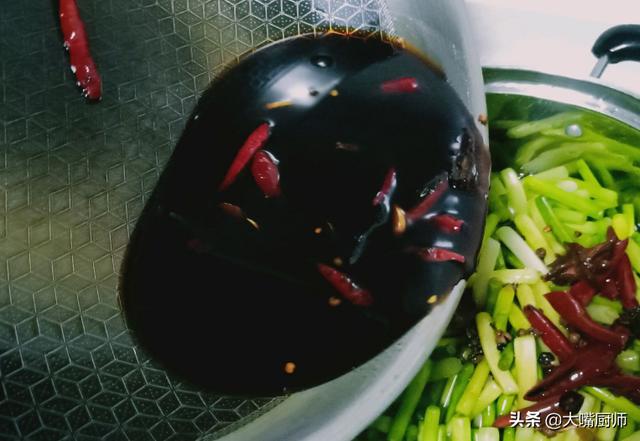 腌蒜薹有讲究，分享母亲用了40年的方法，腌好酸辣爽脆，能放一年