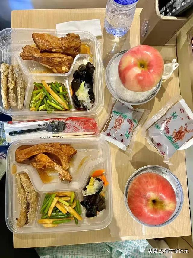 东北小伙晒隔离餐，菜量是南方3倍，网友：在家也吃不到这么好