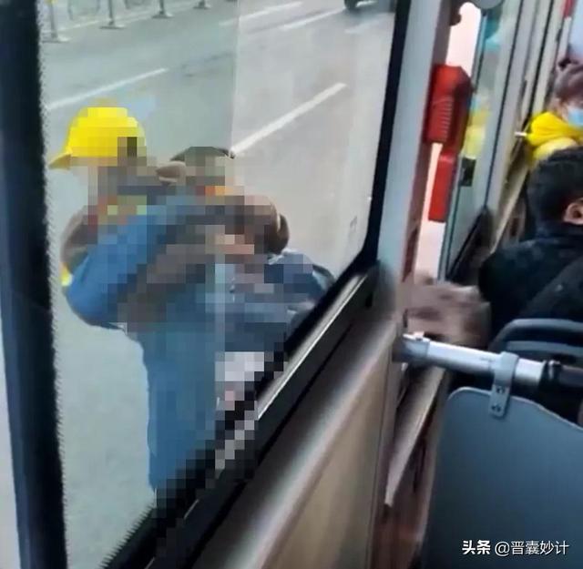 武汉小伙乘坐太原公交车，途中亮出红色健康码，乘客慌张夺路跳窗