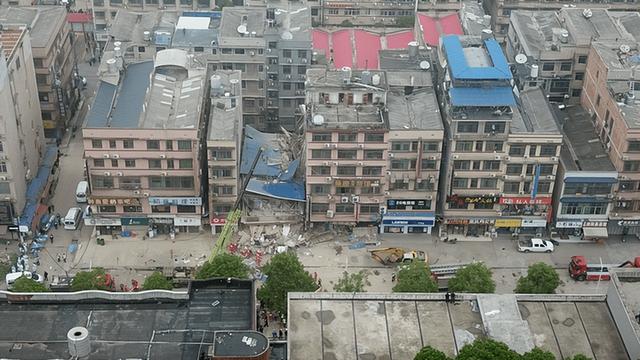 长沙医学院北门违建楼房倒塌，湘潭大学竟然无辜背锅？