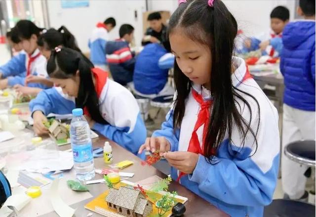中小学迎来新课程，学生要学会“煮饭种菜养禽”等，9月开学实行