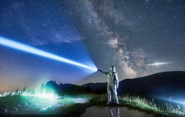 打开手电筒，朝着天空照射1秒后，发出的光能不能飞到宇宙边缘？
