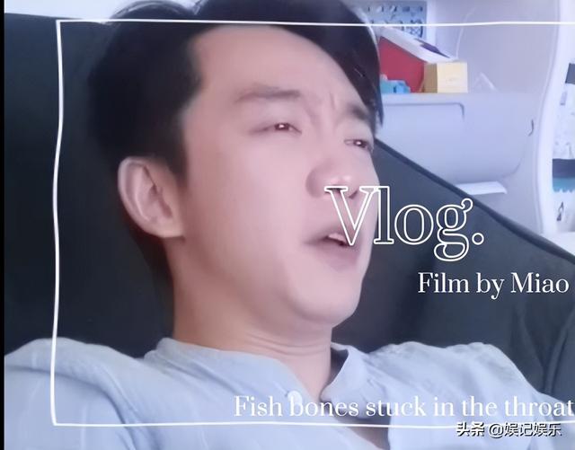 郑恺跟妻女团聚，手拎两大袋食物回家，苗苗心疼地给老公搓手