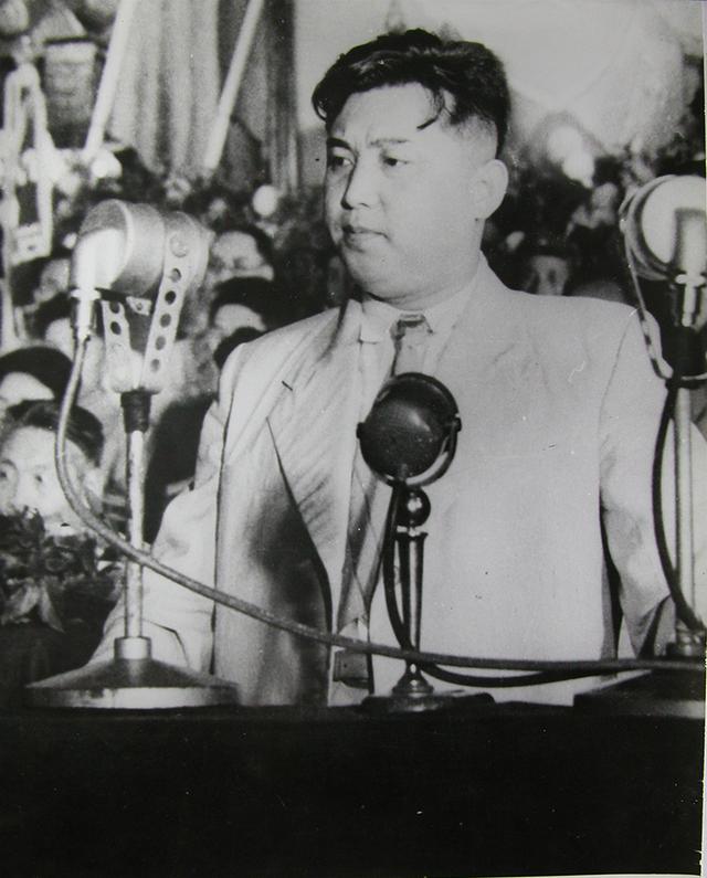 1986年记者偶遇跛脚老汉，看到家中旧照：这不是彭德怀和贺龙吗？