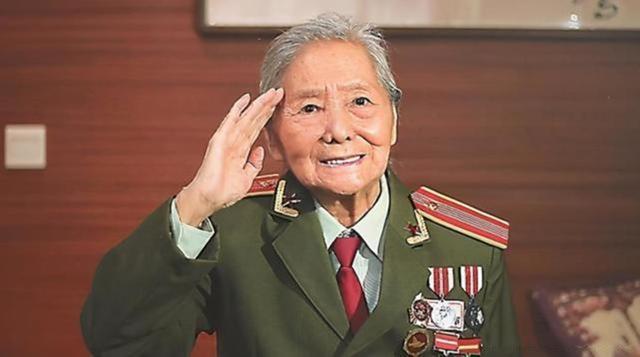 1979年，美国一餐厅老板对一中国女游客说：在朝鲜我当过您的俘虏