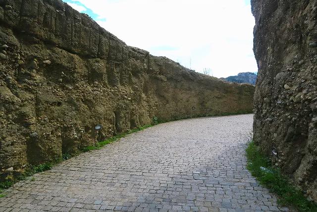 希臘深度遊：卡蘭巴卡、接近天堂的秘境 天空之城（Meteora）