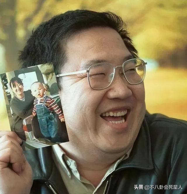巴图晒全家福，大儿子像宋丹丹，老二像妈妈，网友：摆脱英达基因