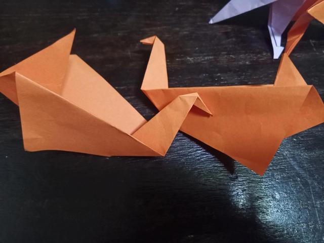 三岁娃儿爱折纸，读书，做题，做手工