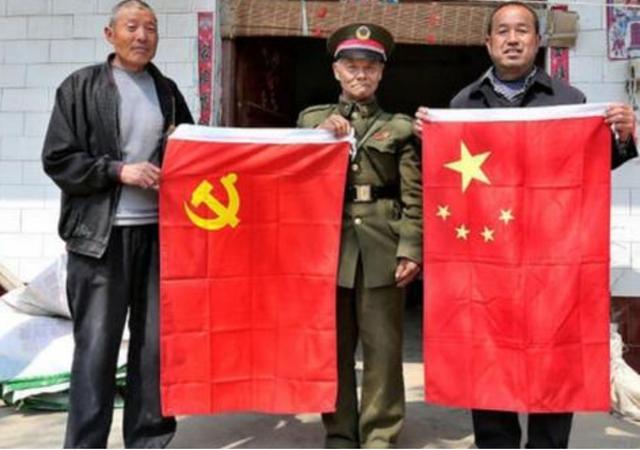 2007年江西老兵给战友扫墓，意外发现自己的墓碑，领导高度重视