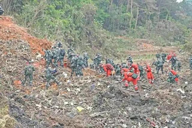 东航MU5735搜救，气温升高，救援人员身穿防护服佩戴N95！为何？