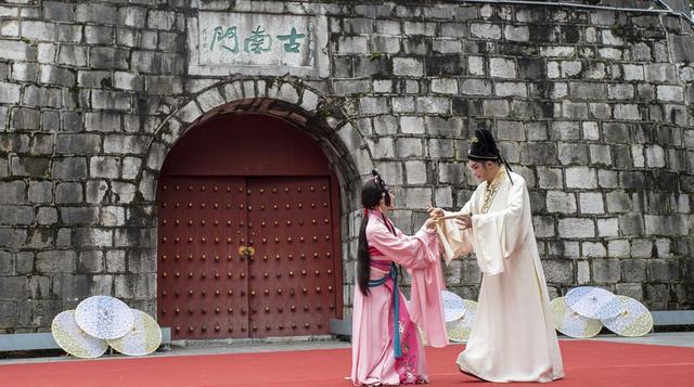 桂林：桂剧、彩调经典片段在古南门实景展演