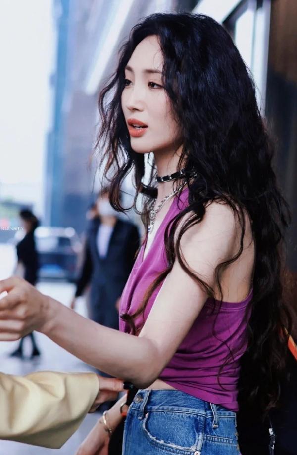 美艳姐妹花！王紫璇、张俪手牵手互动，后一位没露腿居然也没有输
